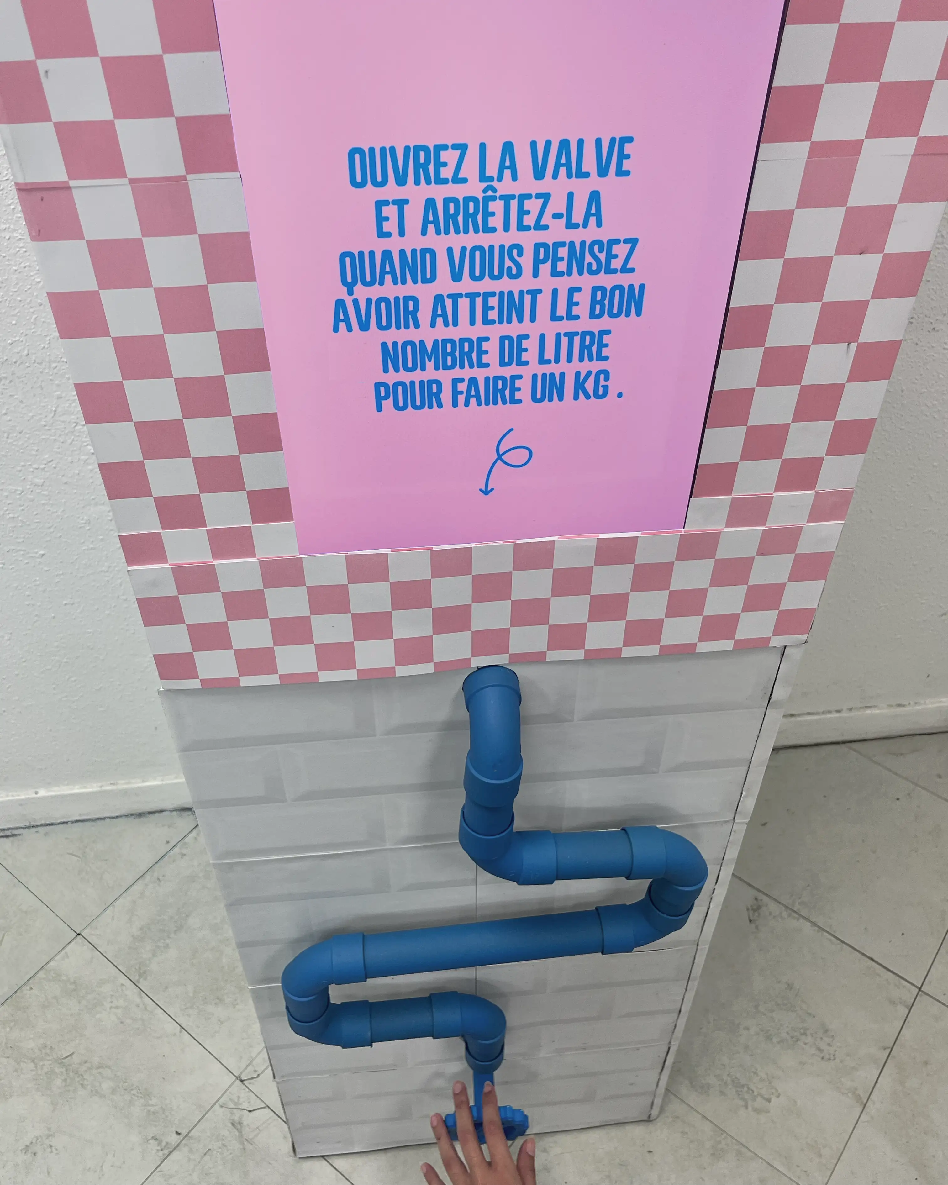 Vue en perspective de l'installation 625:1 avec valve connectée au premier plan et écran de visualisation au fond