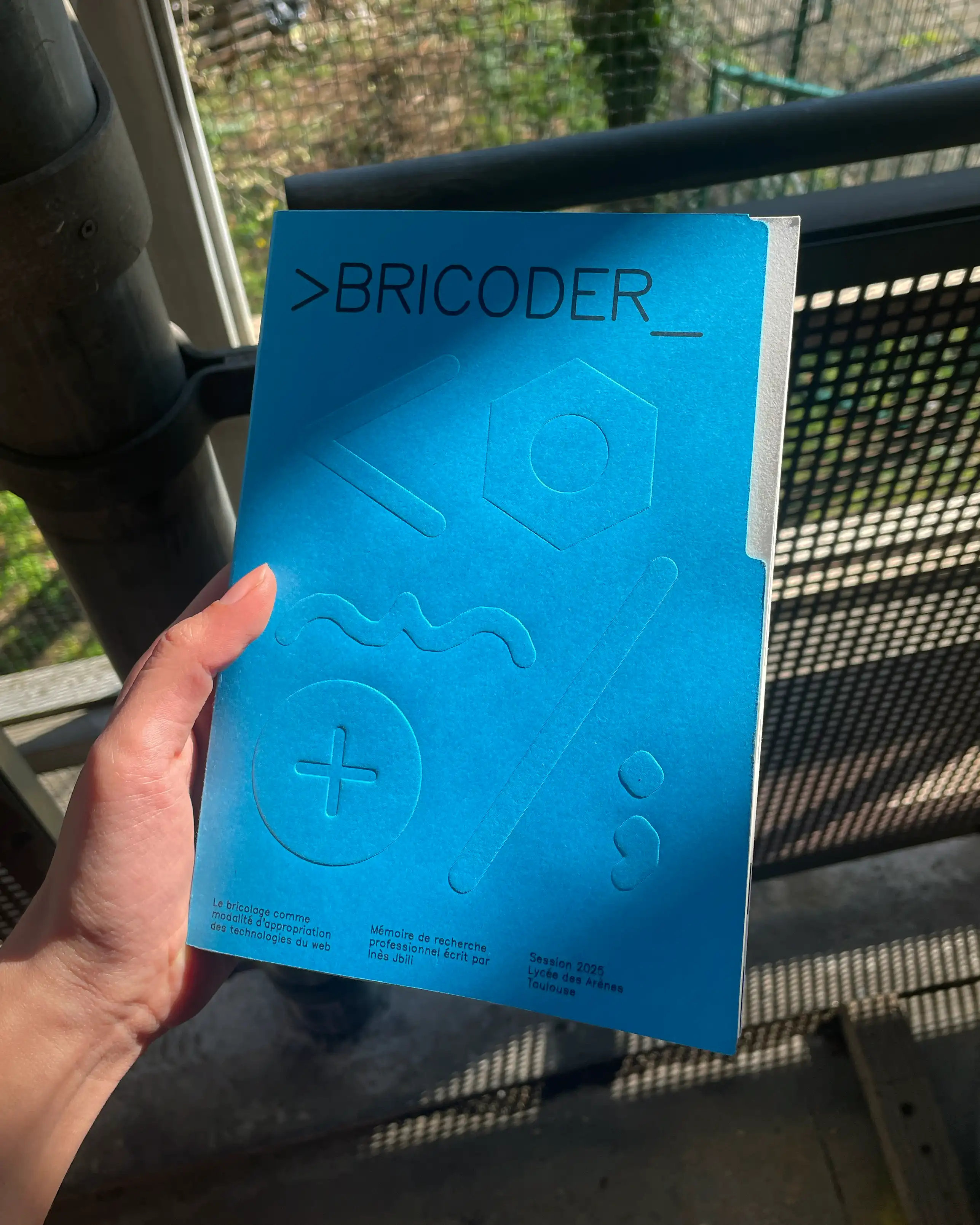 Première de couverture du mémoire Bricoder avec typographie expérimentale