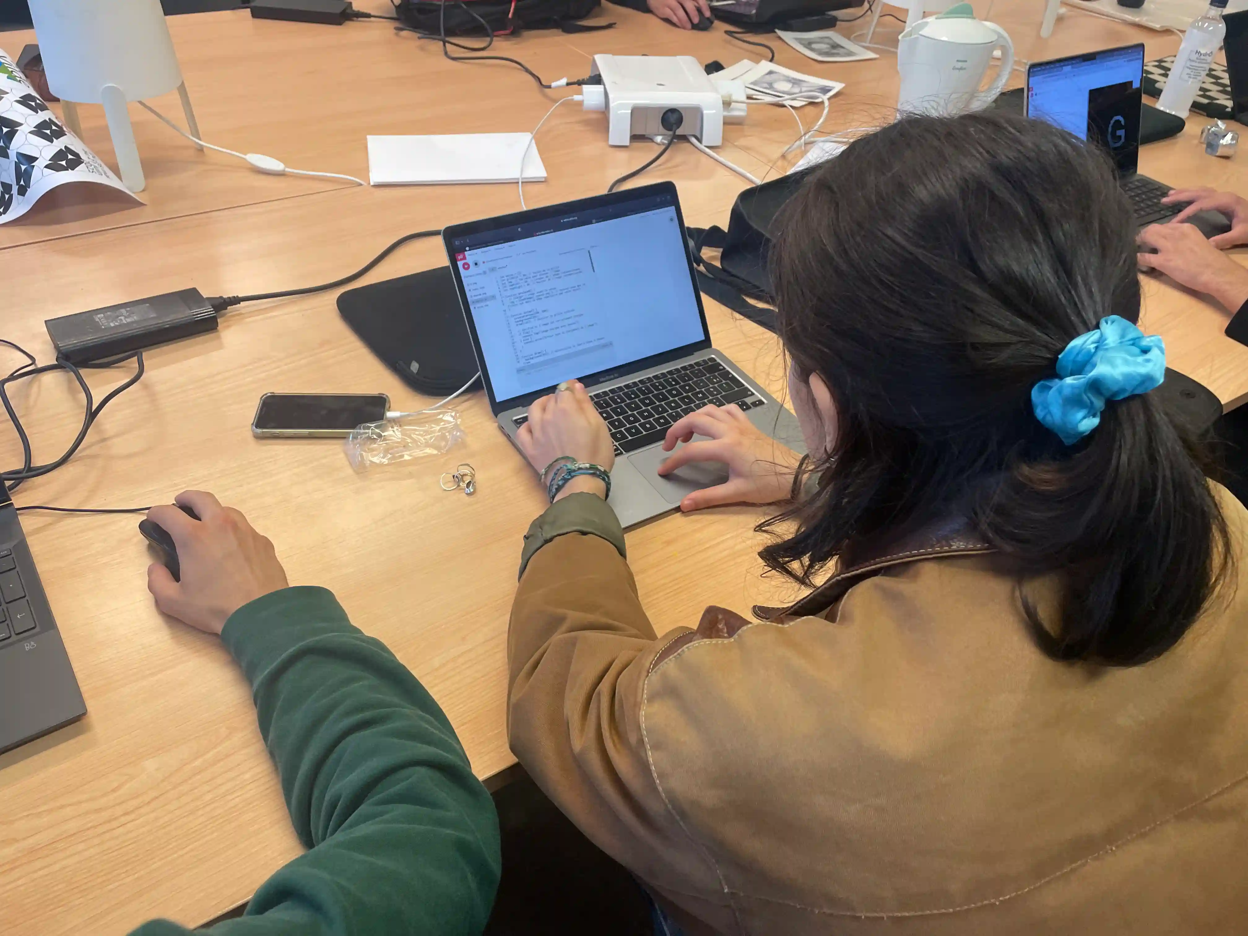 Participants des workshops en pleine session de code créatif