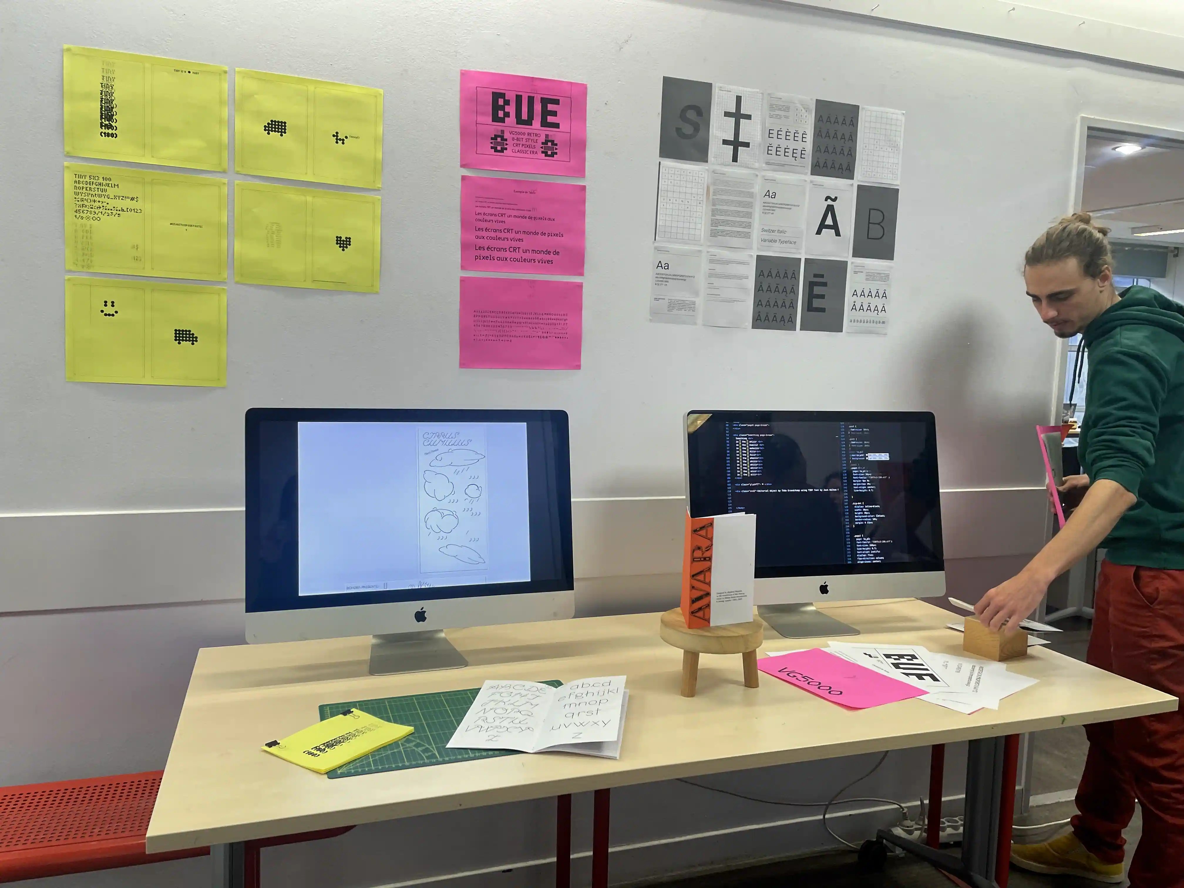 Détail des éditions imprimées montrant différentes expérimentations typographiques