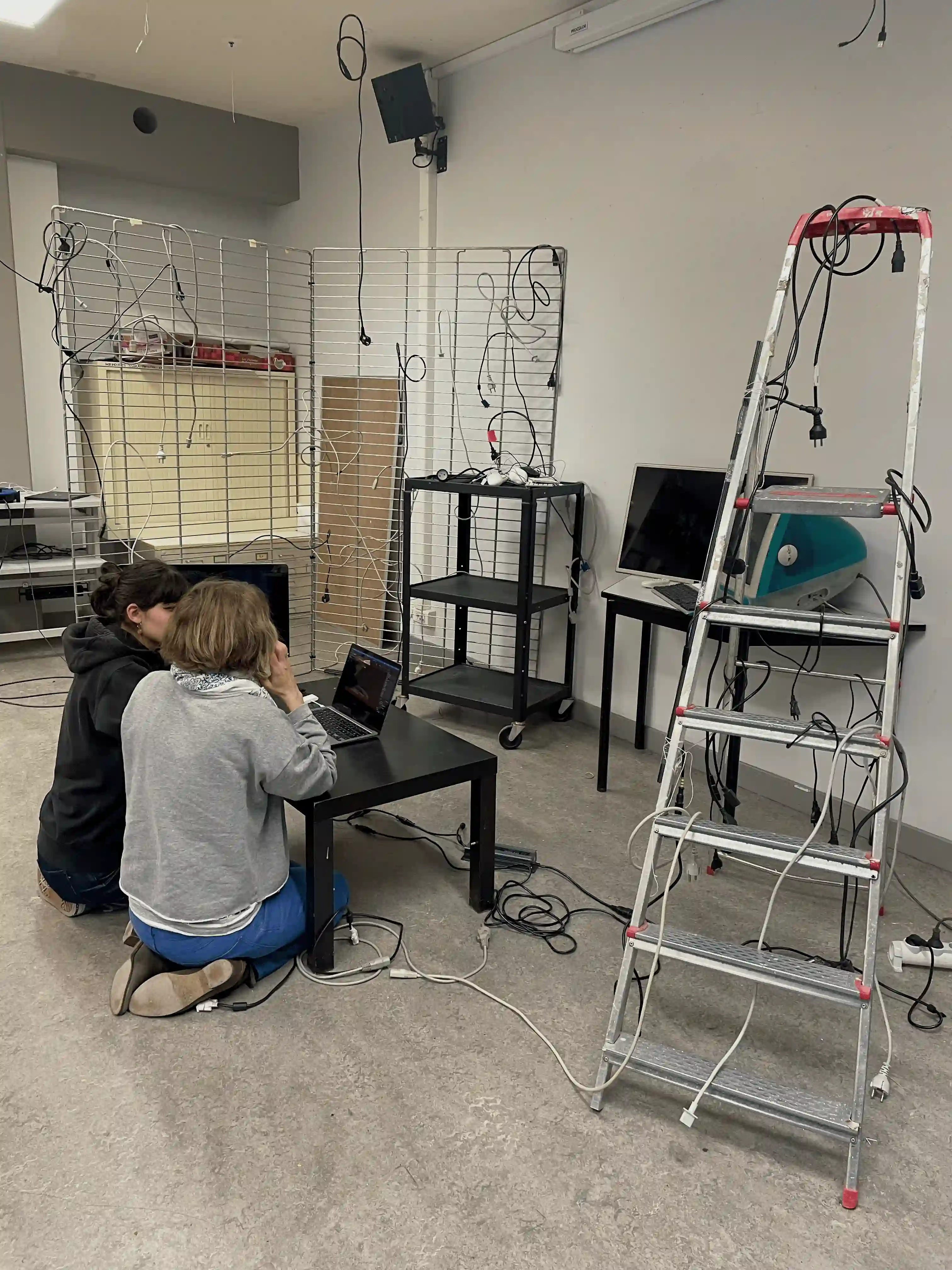 Vue d'ensemble de l'installation en cours de construction avec échelle et écrans