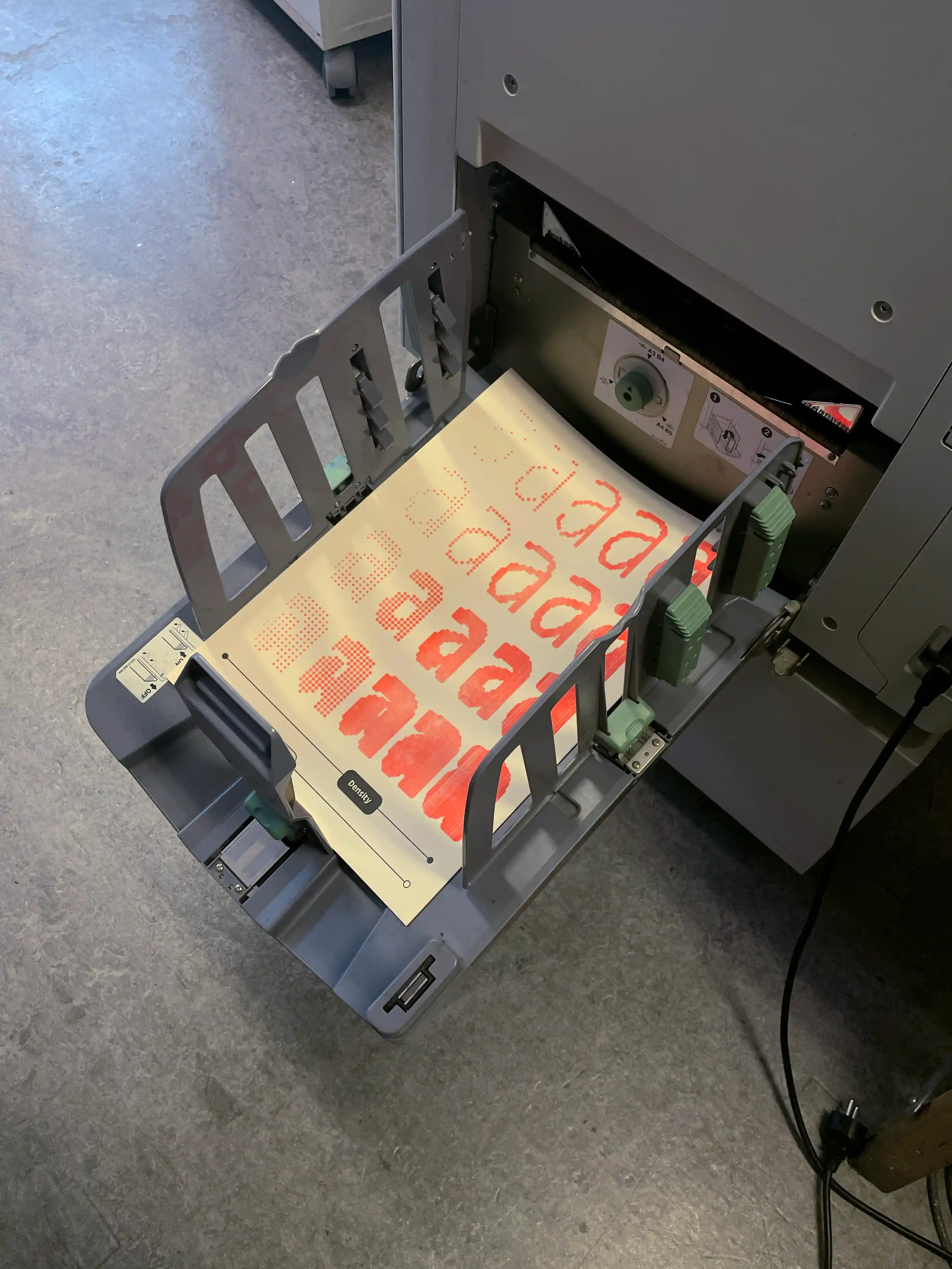 Lettre en 3D et poster en fond